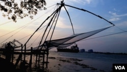 印度香料海岸边的中国渔网。当地传说,这是明朝郑和船队带来的渔网。(美国之音朱诺拍摄,2015年11月28日)