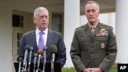 美国国防部长马蒂斯在白宫外面就朝核危机升级对媒体记者发表谈话,参谋长联席会议主席邓福德在旁边(2017年9月3日)