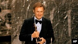 Gene Hackman menerima Oscar untuk aktor terbaik di Academy Awards ke-44 di Los Angeles, 10 April 1972. (Foto: AP Photo/arsip)