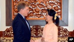 မှတ်တမ်းဓာတ်ပုံ- အမေရိကန် ဒုလက်ထောက် နိုင်ငံခြားရေး ဝန်ကြီး W. Patrick Murphy နဲ့ ဒေါ်အောင်ဆန်းစုကြည်တို့ နေပြည်တော်မှာ တွေ့ဆုံ။