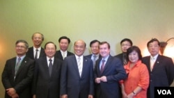 美国会议员罗伊斯(前右三)欢迎苏贞昌等一行 (美国之音容易拍摄)