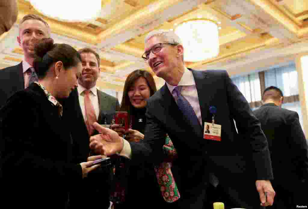 苹果首席执行官蒂姆·库克2018年3月24日在北京钓鱼台国宾馆出席2018年中国发展论坛(CDF)年会。 库克说“拥抱开放、拥抱贸易、拥抱多样性的国家能成功”,“1+1=3”,通过合作可以把蛋糕做大,而不是去争夺一块蛋糕。他承认两国贸易有些情况下并不不是所有人都受益,也不公平,但随着时间推移会解决这些问题,而让所有人生活更美好。