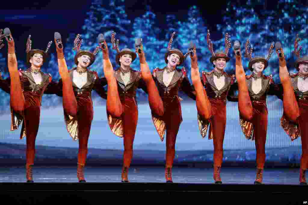 纽约无线电城音乐厅的火箭女郎舞蹈团( The Radio City Rockettes )表演舞蹈(2012年11月13日)。这个舞蹈团应邀在川普总统就职的庆祝活动中表演。该舞团曾经在2001年和2005年为小布什总统的就职典礼演出