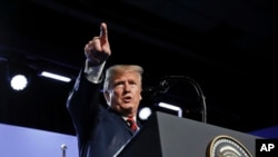 时任美国总统特朗普2018年7月12日出席北约峰会后举行记者会。 (美联社)