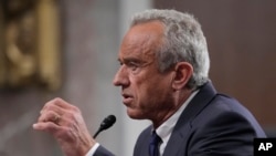 2025年1月29日,特朗普(Donald Trump)的卫生与公共服务部部长人选小罗伯特·肯尼迪(Robert F. Kennedy Jr.)在参议院金融委员会出席他的提名确认听证会。