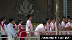 中国学生在美国驻华使馆前排队申请到美国留学的签证。 (2012年2月5日)