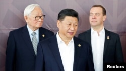 在亚太经合组织峰会拍摄领导人合影时,中国国家主席习近平与台湾代表张忠谋和俄罗斯总理梅德韦杰夫同框。(2018年11月)