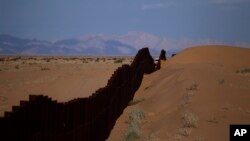 亚利桑那州尤马附近的美墨边界围栏。(资料照片)