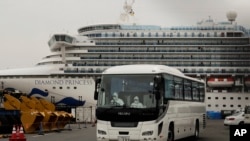 停靠在日本横滨港的钻石公主号游轮(2020年2月15日)。