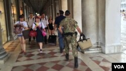 意大利威尼斯旅游热点的执法人员从地摊收缴的皮包。(资料照)