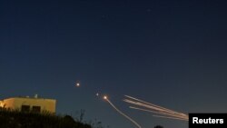 2024年4月12日，从以色列北部看到以色列的铁穹反导系统拦截了真主党从黎巴嫩向以色列发射的火箭弹。（路透社照片）