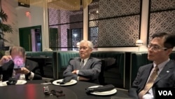 台湾在野党中国国民党副主席夏立言(中)、国际部主任黄介正(左)及驻美代表秦日新就美国总统大选后与美国政学界交流情形对华文媒体进行简报。(2024年11月14日,美国之音锺辰芳拍摄)