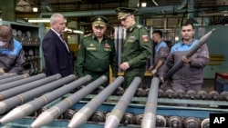 资料照片:俄罗斯国防部提供的视频截图显示俄罗斯国防部长绍伊古参观车里雅宾斯克州与基洛夫州生产炮弹与火箭弹的兵工厂。(2023年3月19日)
