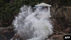 2023.2023年9月1日,在香港一海滩,台风“索拉”掀起的海浪正冲击着救生塔。(法新社)