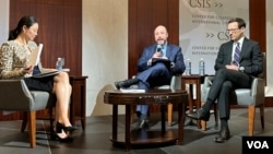 美国国防部印太安全事务助理部长伊莱·拉特纳(右1)及中国、台湾及蒙古事务副助理部长迈克尔·蔡司(右2)参加华盛顿智库战略与国际中心举行的中国军力报告座谈会。(2024年12月18日,美国之音锺辰芳拍摄)