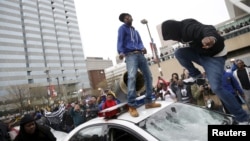 2015年4月25日示威者跳上辆警车