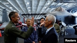 美国、日本和韩国在东中国海、朝鲜半岛南部和日本主岛以西举行“自由之刃”多边演习。图为:美国驻日本大使拉姆·伊曼纽尔(Rahm Emanuel)、美国海军少将格雷戈里·纽柯克(Gregory Newkirk)、日本海上自卫队少将松井隆(Takashi Matsui)、韩国海军少将徐成宰(Hur Sung-jae),美国海军中将、第七舰队司令弗雷德里克·卡切尔(Frederick Kacher)等人在乔治·华盛顿号航空母舰上。(2024 年 11 月 14 日)