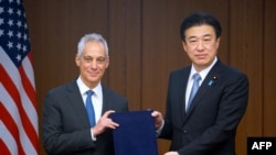 日本防卫大臣木原稔与美国驻日本大使拉姆·伊曼纽尔在东京的日本防卫省交换购买美制“战斧”巡航导弹合同。(2024年1月18日)