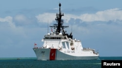 美国海岸警卫队的伯索夫号巡逻舰2012年6月29日驶入夏威夷珍珠港,准备参加环太平洋军事演习。