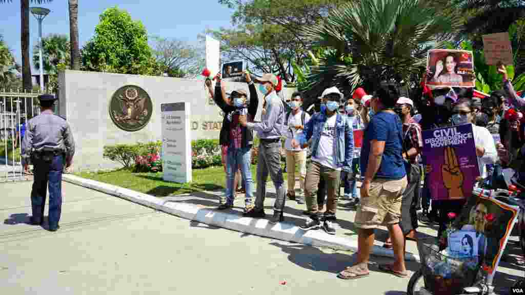 ရန်ကုန်မြို့ရှိ အမေရိကန်သံရုံးရှေ့ စစ်အာဏာသိမ်း ဆန့်ကျင် ဆန္ဒပြ မြင်ကွင်း။