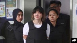 Đoàn Thị Hương (giữa) rời phiên xử đầu tiên tại tòa diễn ra ở Malaysia, 2/10/2017.