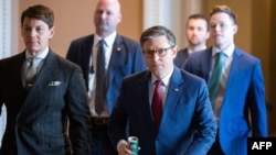 资料照片:美国众院议长约翰逊等人在国会大厦。(2025年3月3日)