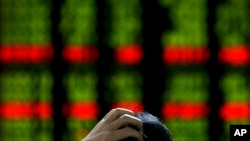 新年以来中国股市持续下跌,迎来近十年来最疲软的新年开局。(美联社:2016年1月5日)
