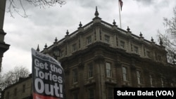 伦敦抗议者要求首相卡梅伦辞职,在这之前,所谓的“巴拿马文件”显示他的家人曾经从离岸账户中获益。