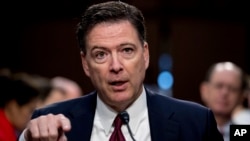 Cựu giám đốc FBI James Comey phát biểu trong phiên điều trần của Ủy ban Tình báo Thượng viện trong Điện Capitol, ngày 8 tháng 6, 2017, ở Washington. 