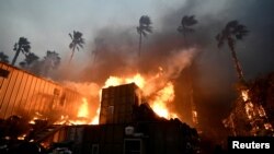 ကယ်လီဖိုးနီးယားမီးအတွင်း လောင်ကျွမ်းနေတဲ့အိမ်တလုံး။