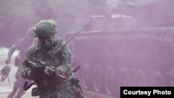 湾汉光演习实施淡水河防演练,阻绝敌军来犯。(台湾国防部提供)