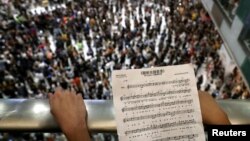 香港反送中抗议者在新城市商场手持乐谱高唱抗议歌曲《愿荣光归香港》。(2019年9月11日)