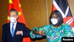 中国外交部长王毅与肯尼亚外长奥马莫共同出席在肯尼亚首都蒙巴萨举行的记者会。(2022年1月6日)