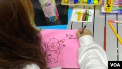 有香港市民在旺角街站画心意卡给12港人,寄语他们加油、永不放弃。 (2020年11月30日晚)(美国之音特约记者汤惠芸摄)