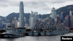 中国军队的舰艇停靠在香港,背景是香港金融区大厦 (资料照片)