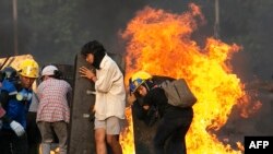 မတ်လ ၁၆ ရက်နေ့တုန်းက ဆန္ဒပြပြည်သူများကို ရဲက ဖြိုခွဲနေ