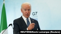 美国总统拜登在工业化七国集团峰会结束后在康维尔机场举行记者会。(路透社照片,2021年6月13日)