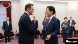 美国国会众议院美国与中国共产党战略竞争特设委员会主席迈克·加拉格尔(Mike Gallagher)2022年2月22日在台北会见台湾总统当选人、现任副总统赖清德。(台湾总统府照片)