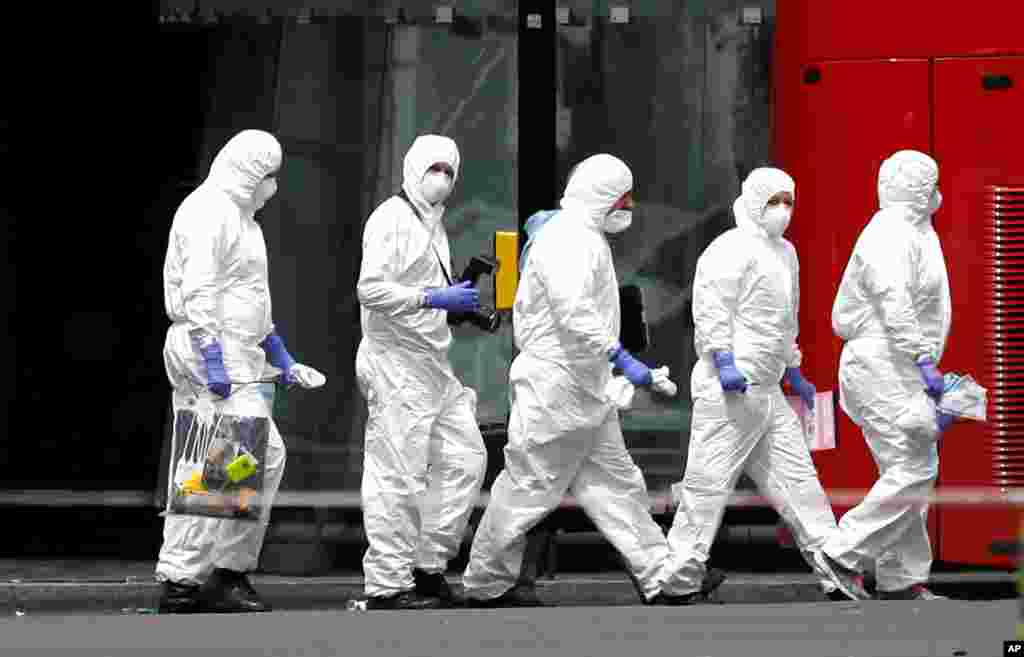 Police forensic investigators work outside Borough Market after an attack left 7 people dead and dozens injured in London, June 4, 2017.