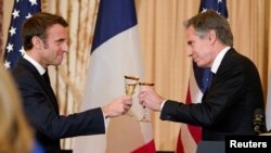 Президент Франції Еммануель Макрон під час державного обіду з держсекретарем Ентоні Блінкеним (праворуч) у четвер, 1 грудня 2022 року. Вашингтоні, США. Жаклін Мартін/через REUTERS/