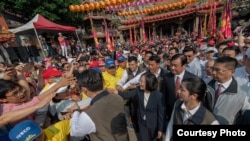 资料照片:台湾总统府公布的照片显示总统蔡英文在台中市大甲区镇澜宫参与首日妈祖南下绕境活动。(2019年4月7日)