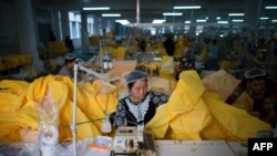 中国山东安丘的女工在缝纫针对埃博拉的防护服(2014年10月23日)