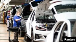 资料照:德国大众汽车在沃尔夫斯堡的一条装配线(2020年4月27日)