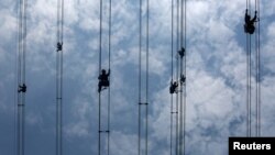 中国南方电网有限公司的工人在广东东莞检查电网。(2018年5月29日)