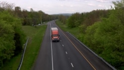 VOA英语视频: 疫情期间卡车司机继续上路 VOA英语视频: 疫情期间卡车司机继续上路