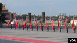 四中全会主题为“依法治国”,图为人民大会堂前红旗招展。(美国之音东方拍摄)