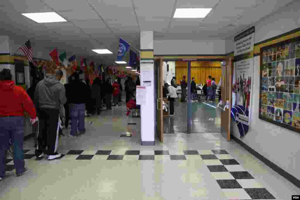 11月6日上午,前往维吉尼亚州伍德布里奇一个投票站的选民排起了长龙。(美国之音方方拍摄)