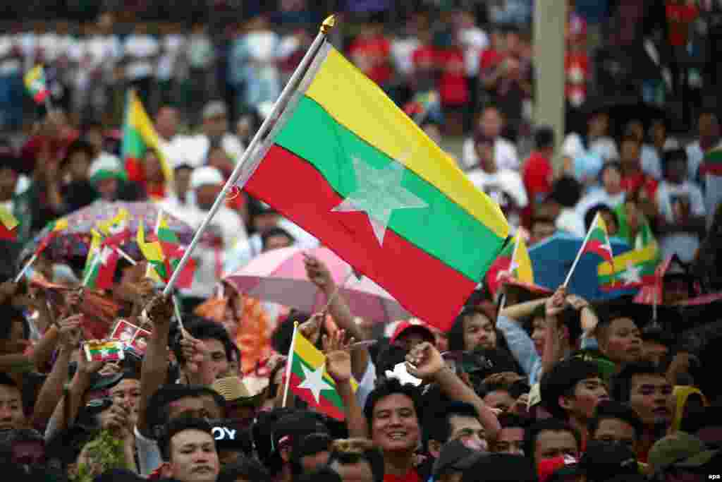 မဟာချိုင် ခန်းမပြင်ပက မြန်မာရွှေ့ပြောင်းအလုပ်သမားတွေ