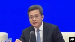 中国财政部长蓝佛安在周六(10月12号)的新闻发布会上宣布,已准备好“大幅增加”国债发行量,以支持金库枯竭的地方当局、