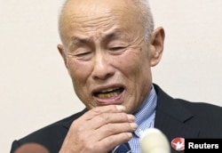 日本原水爆被害者团体协议会共同主席箕牧智之(Toshiyuki Mimaki )在广岛举行的记者会上得知获诺贝尔和平奖的消息后眼含泪水对记者讲话。(2024年10月11日)